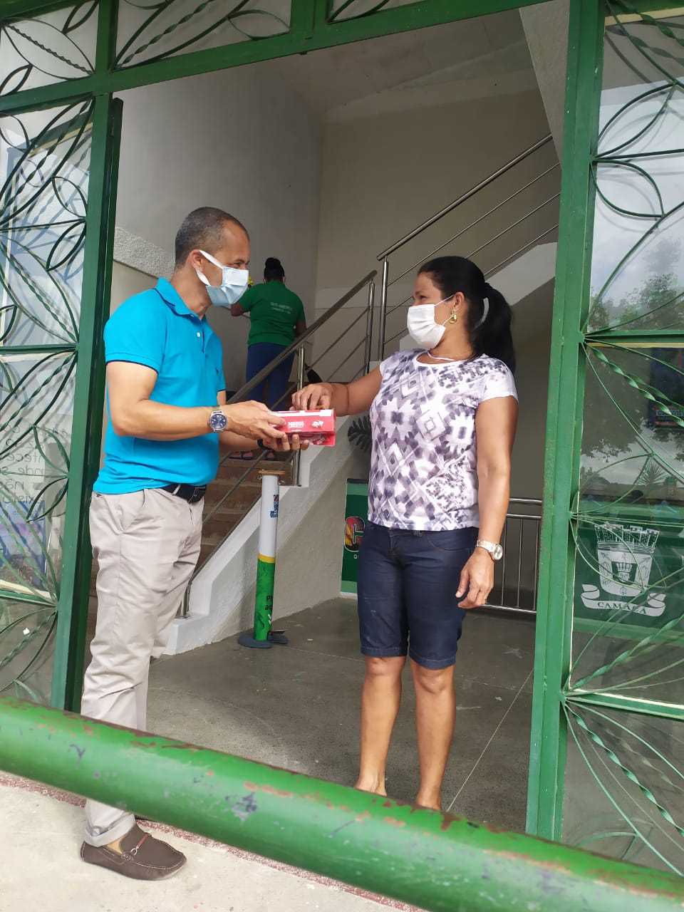 Camacã: Prefeito Paulo do Gás recebe funcionários com bombons
